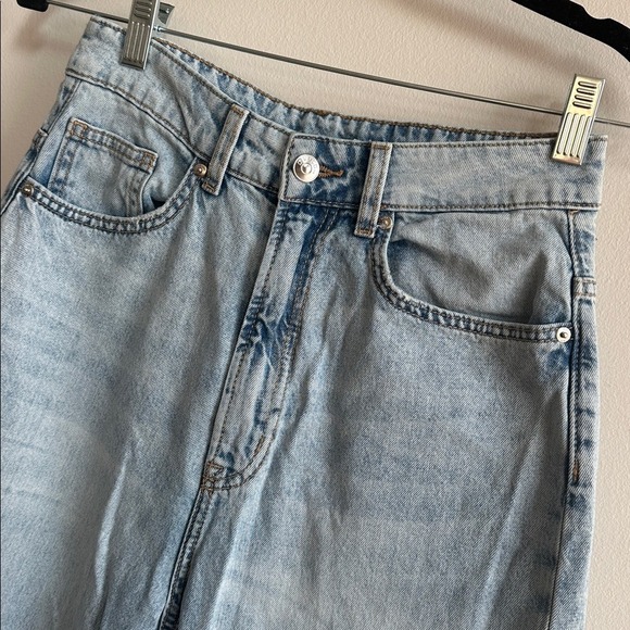 H&M High Waisted Relaxed Fit Wide Leg Distressed Light Vintage Wash Jeans 4 - Picture 2 of 12